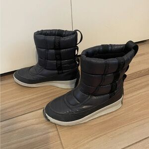 Sorel Women’s Out N About Waterproof Mid Puffy Snow Boot size 9 (sku2602)